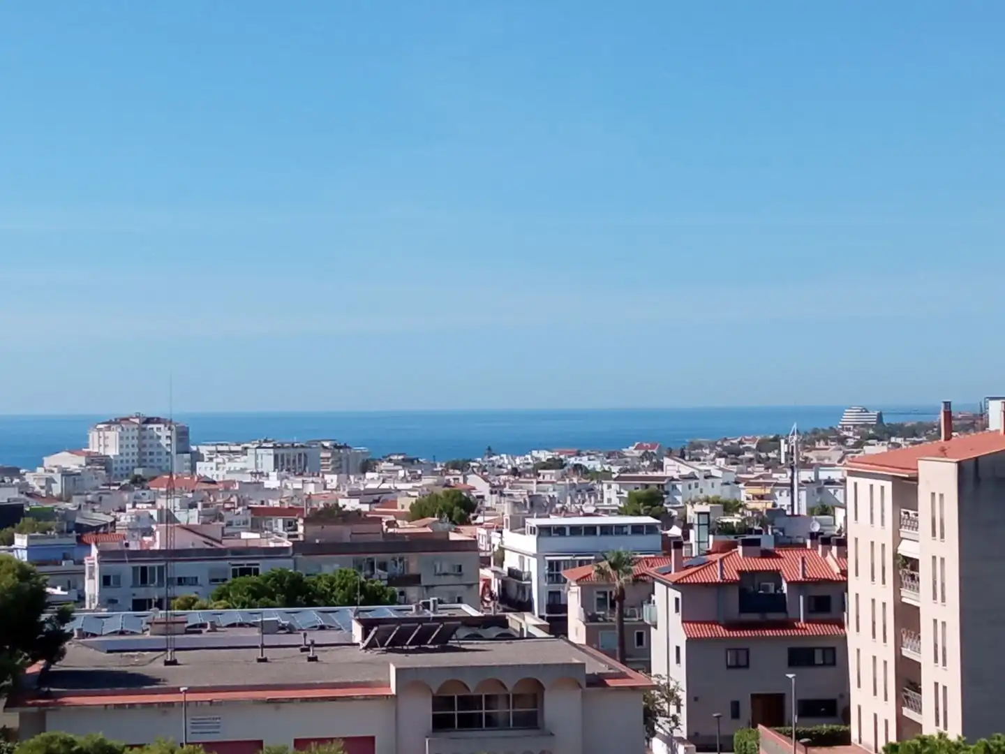 Außenansicht von Wohnung zum Verkauf in Sitges mit Klimaanlage und Balkon