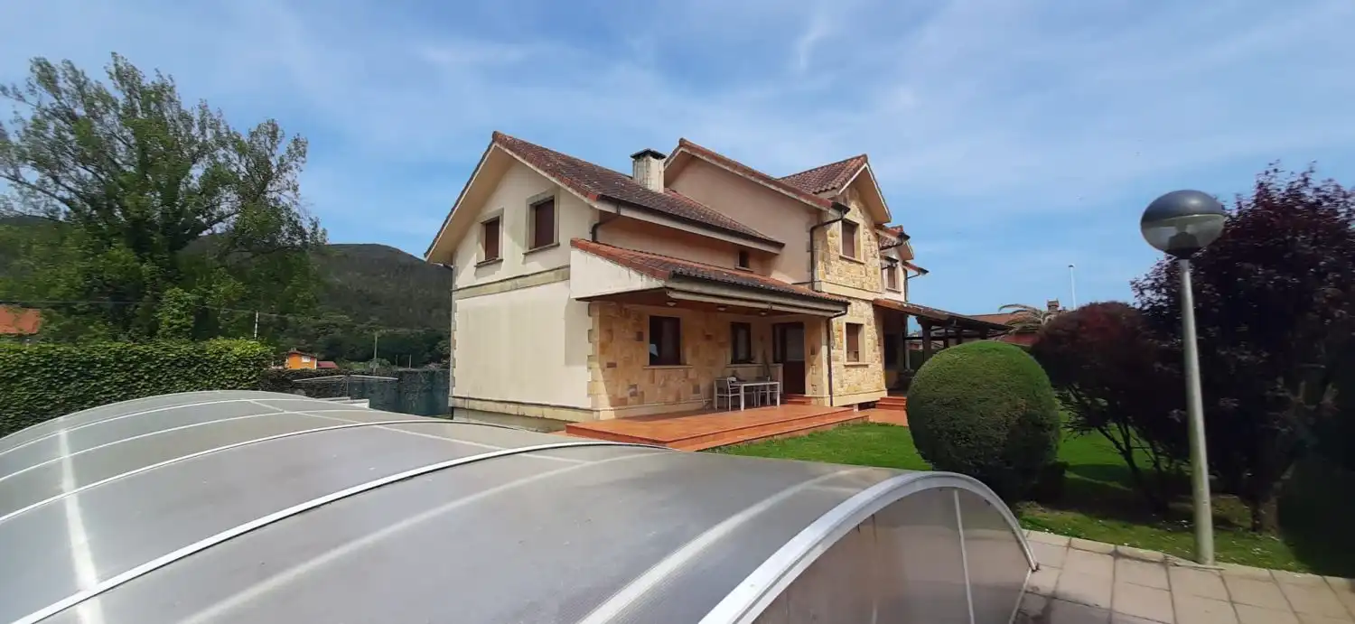 Vista exterior de Casa o xalet en venda en Argoños  amb Calefacció
