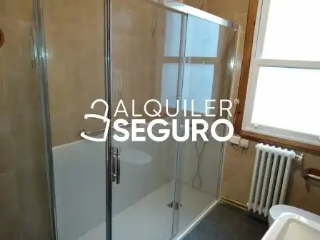 Baño de Piso de alquiler en Vitoria - Gasteiz con Calefacción