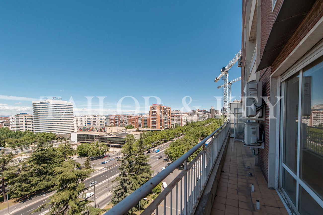 Vista exterior de Oficina en venda en  Madrid Capital amb Calefacció i Alarma