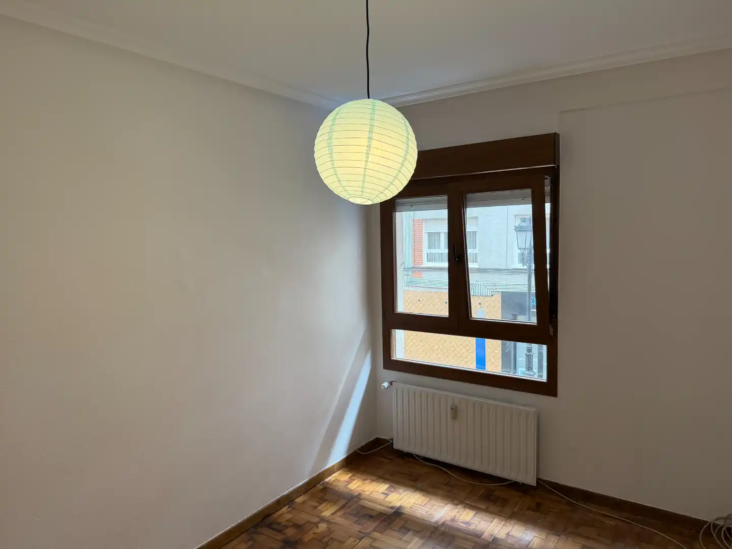 Dormitori de Pis en venda en Oviedo  amb Calefacció, Parquet i Terrassa