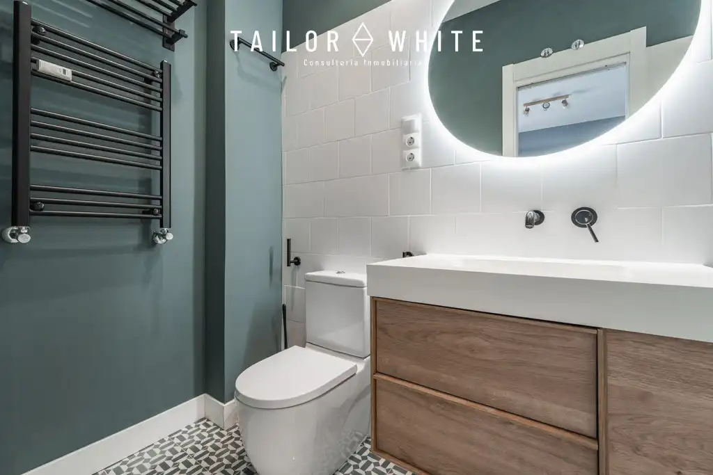 Badezimmer von Wohnung zur Miete in Madrid mit Klimaanlage, Heizung und Ofen