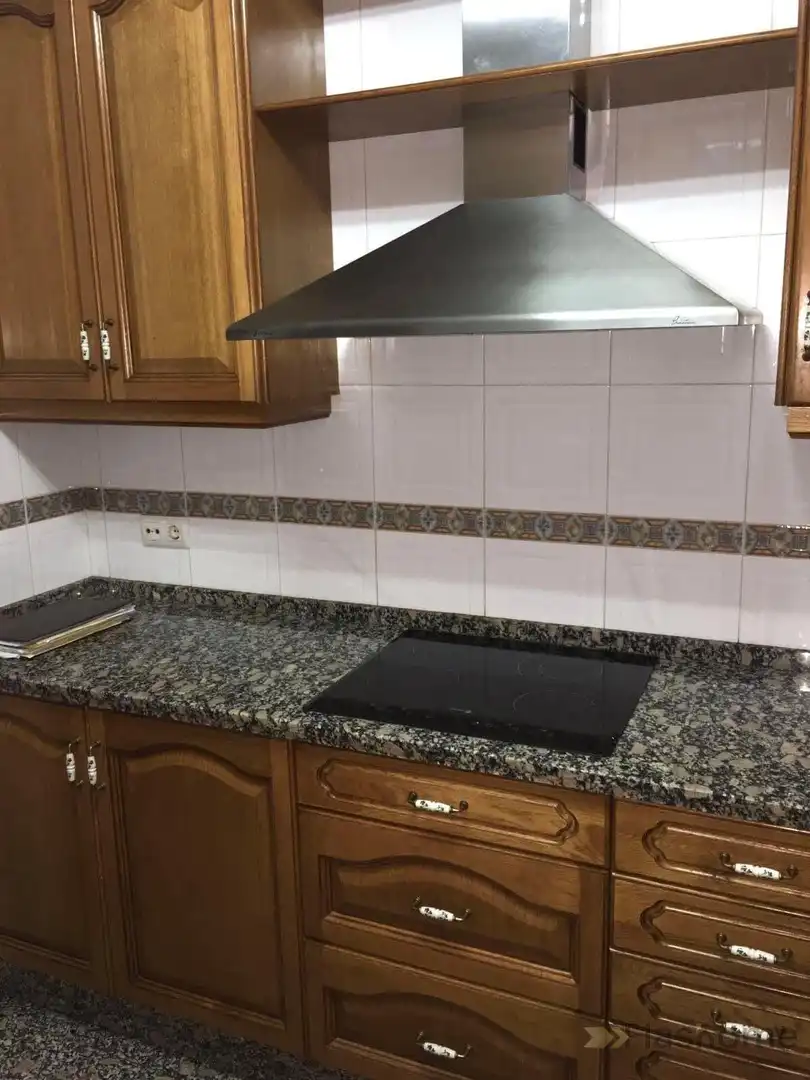 Küche von Wohnung zum Verkauf in Santa Amalia mit Klimaanlage, Heizung und Terrasse