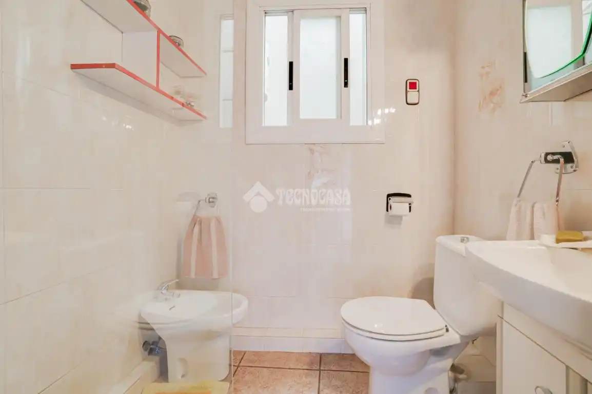 Badezimmer von Einfamilien-Reihenhaus zum Verkauf in Terrassa mit Terrasse