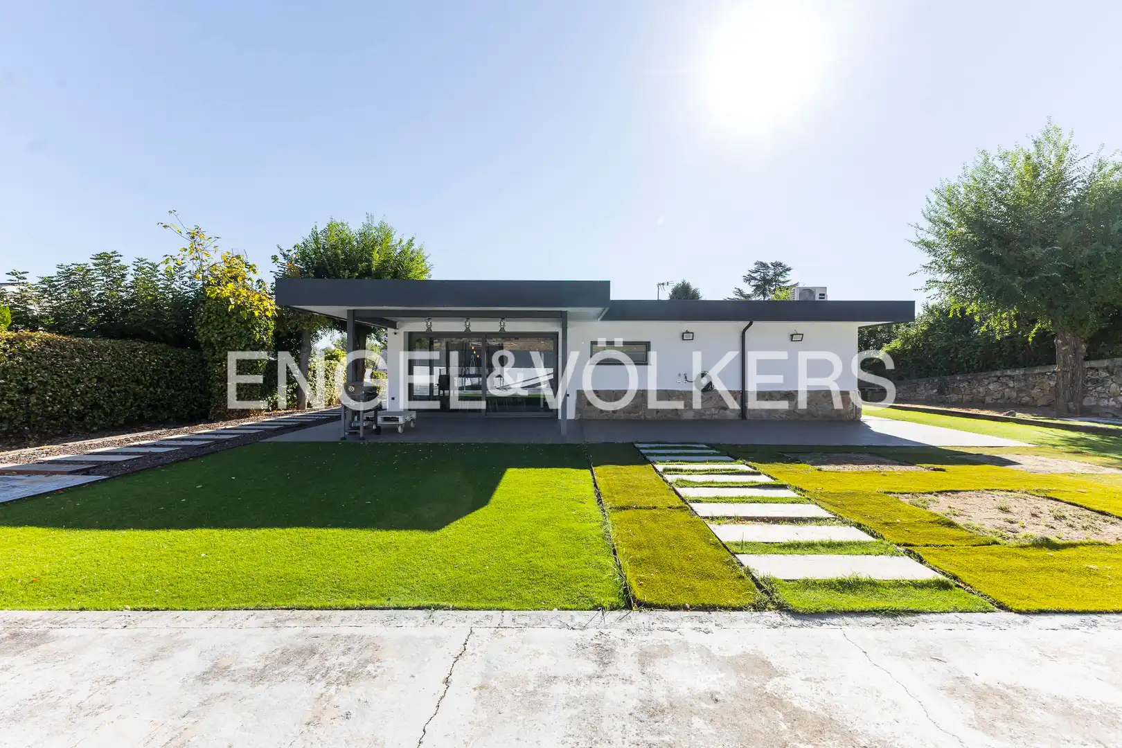 Vista exterior de Casa o chalet en venta en Paracuellos de Jarama con Aire acondicionado, Calefacción y Jardín privado