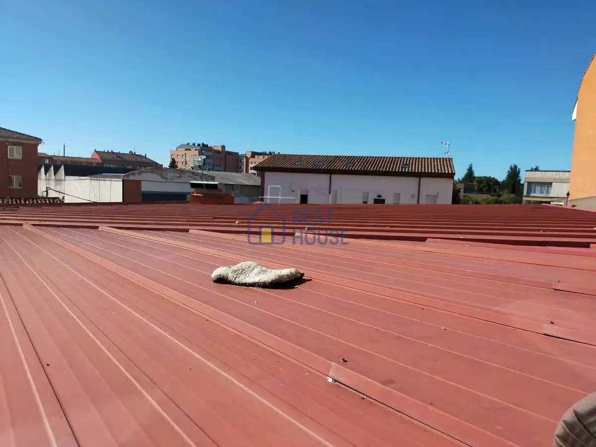 Außenansicht von Wohnung zum Verkauf in León Capital  mit Heizung, Terrasse und Abstellraum