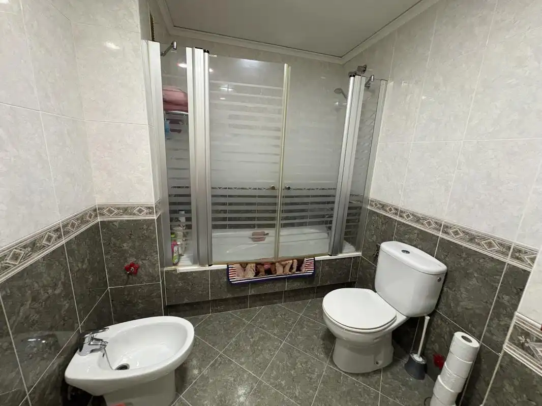 Badezimmer von Einfamilien-Reihenhaus zum Verkauf in Sagunto / Sagunt mit Klimaanlage, Heizung und Terrasse