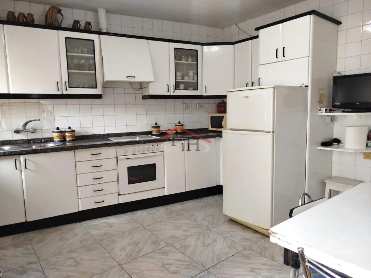 Cuina de Casa o xalet en venda en León Capital  amb Calefacció, Terrassa i Balcó