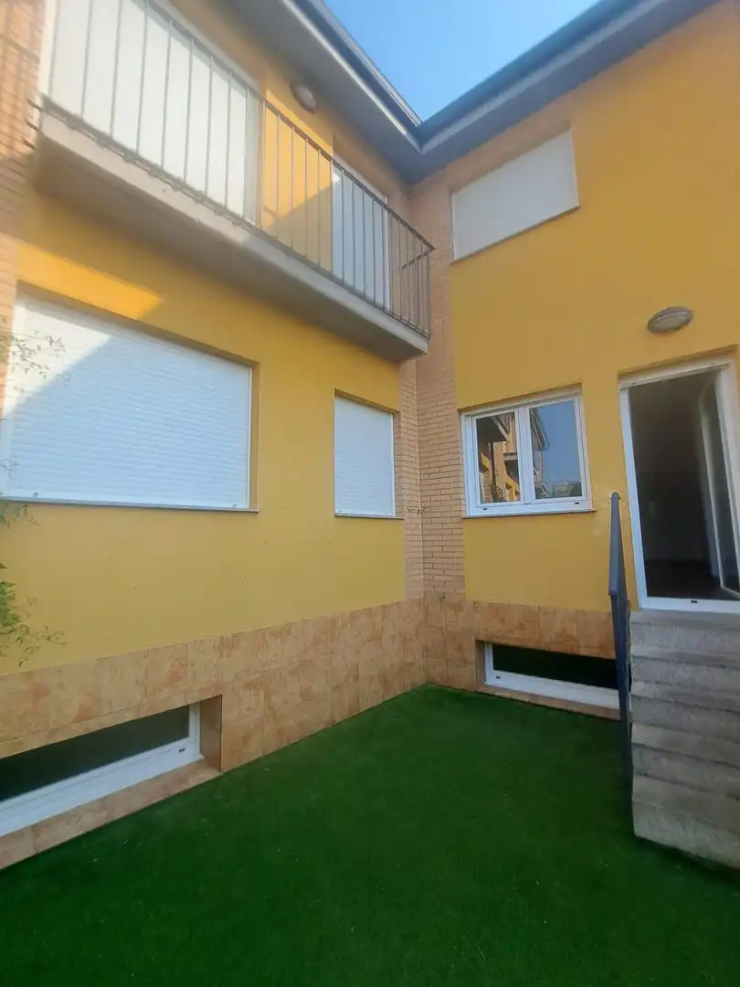 Vista exterior de Casa adosada en venta en Bembibre con Calefacción, Terraza y Balcón