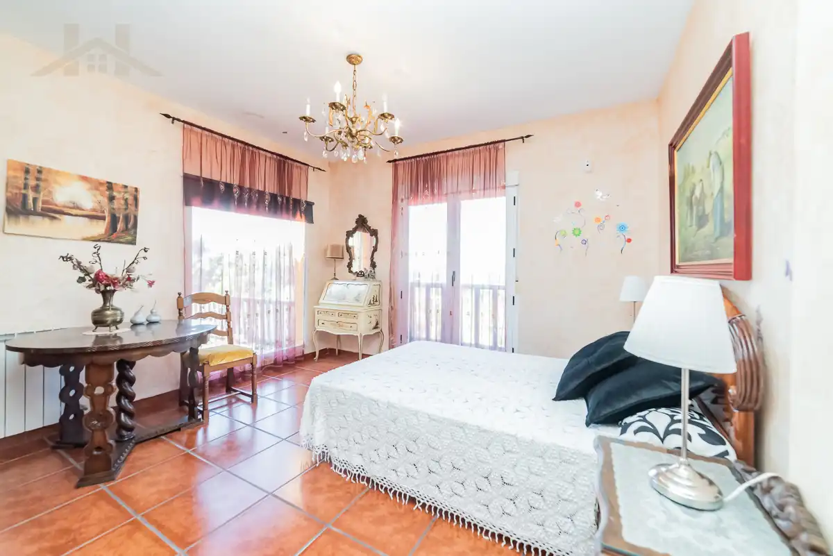 Dormitori de Casa o xalet en venda en Sevilla la Nueva amb Calefacció, Jardí privat i Piscina