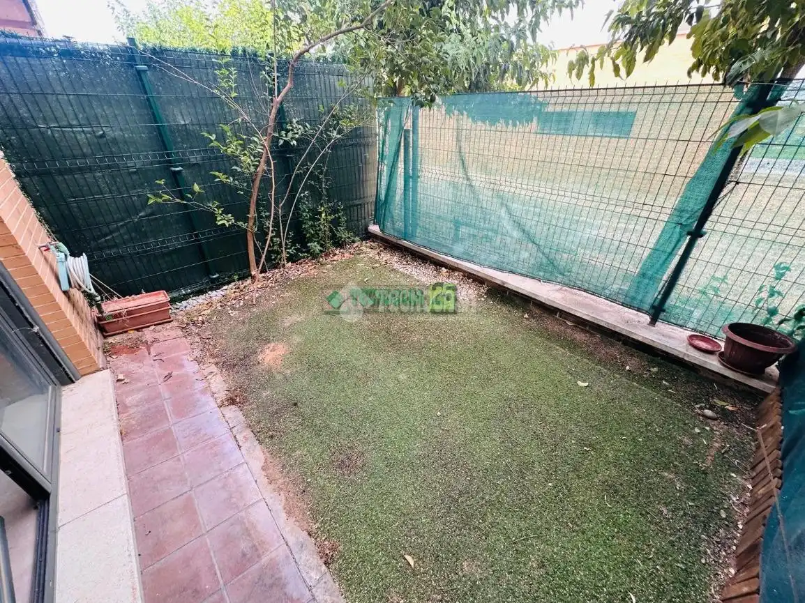 Jardí de Casa adosada en venda en Bargas amb Calefacció i Piscina comunitària
