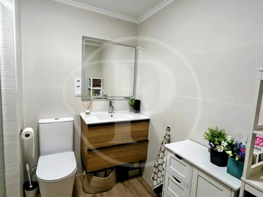 Bathroom of Flat for sale in Paterna  with Air Conditioner