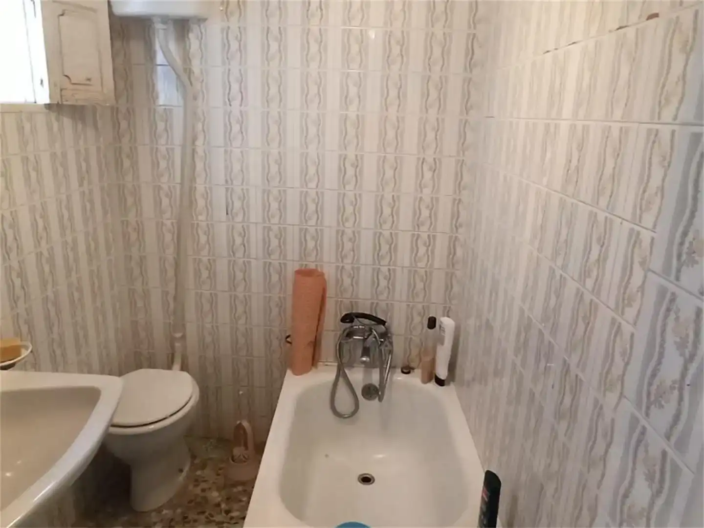 Bany de Casa adosada en venda en Almoharín amb Moblat i Balcó