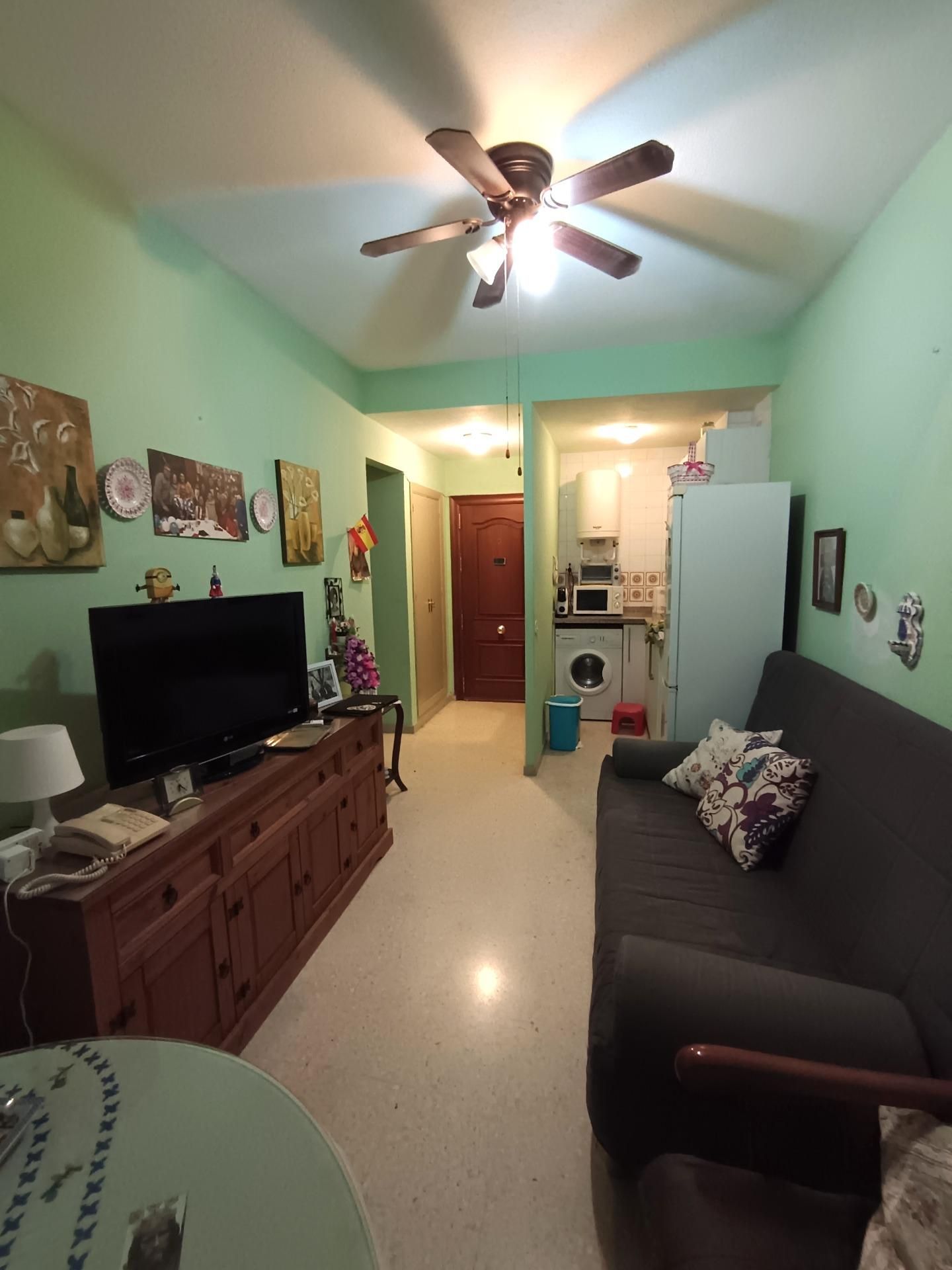 Sala d'estar de Apartament en venda en Torremolinos amb Aire condicionat i Moblat