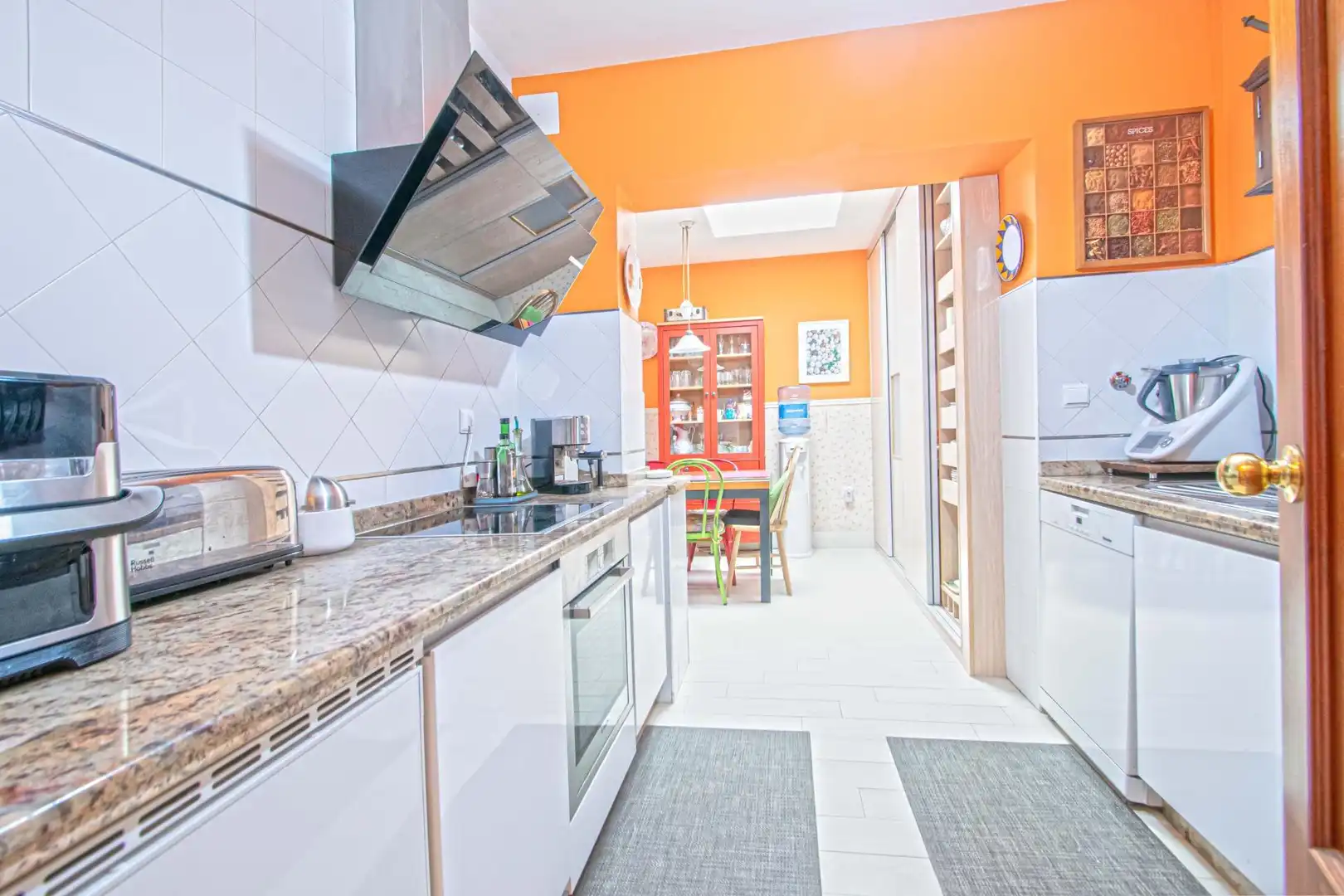 Cocina de Casa adosada en venta en Gines con Aire acondicionado, Jardín privado y Trastero