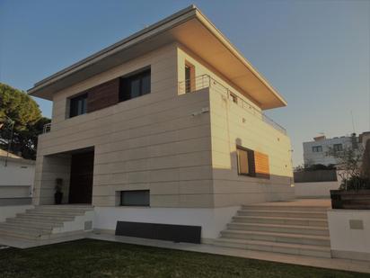 Vista exterior de Casa o xalet en venda en Castelldefels amb Aire condicionat