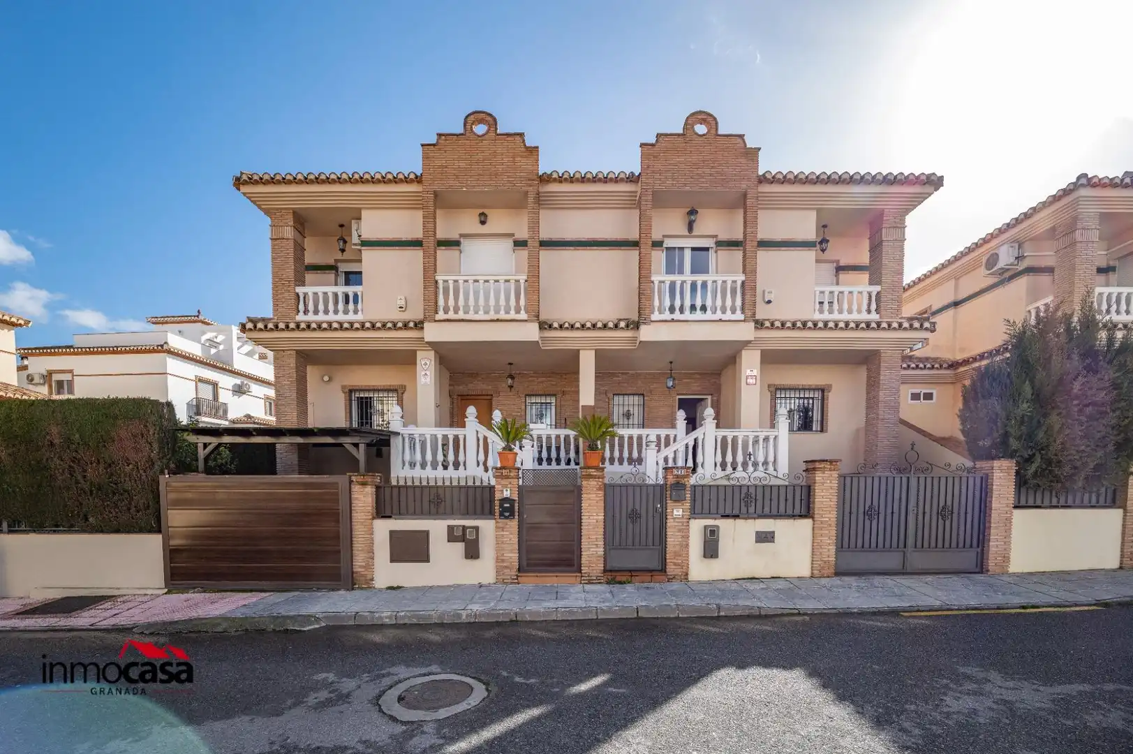 Vista exterior de Casa adosada en venda en Ogíjares amb Moblat i Balcó