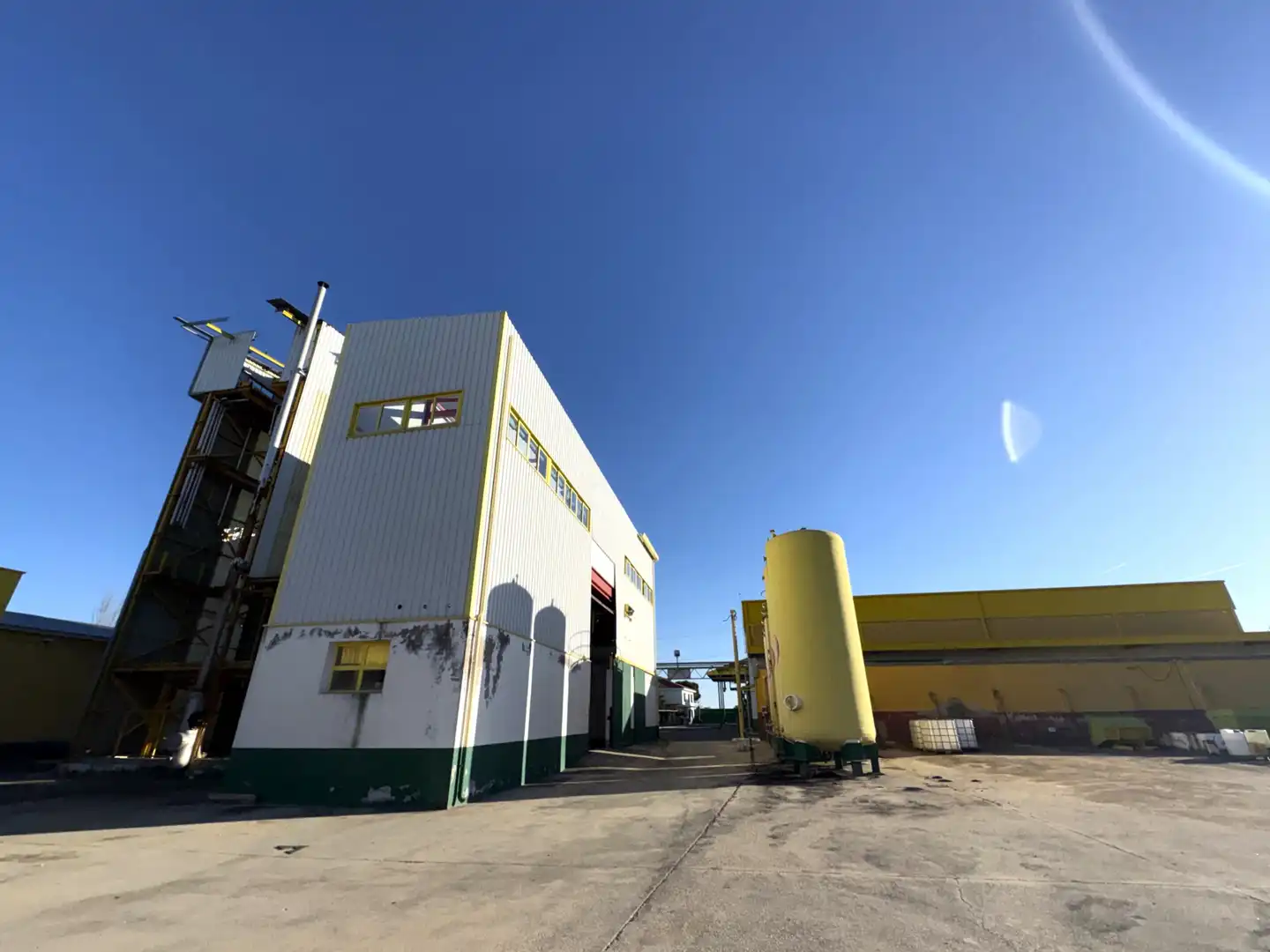 Außenansicht von Fabrikhallen zur Miete in Cedillo del Condado mit Heizung