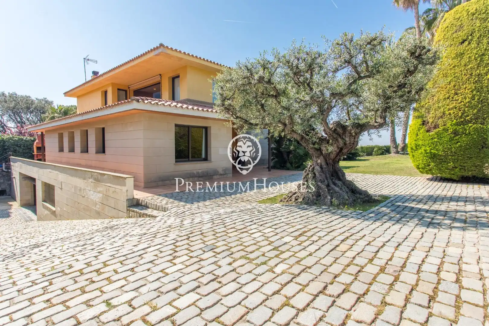 Vista exterior de Casa o xalet en venda en Alella amb Aire condicionat, Calefacció i Jardí privat