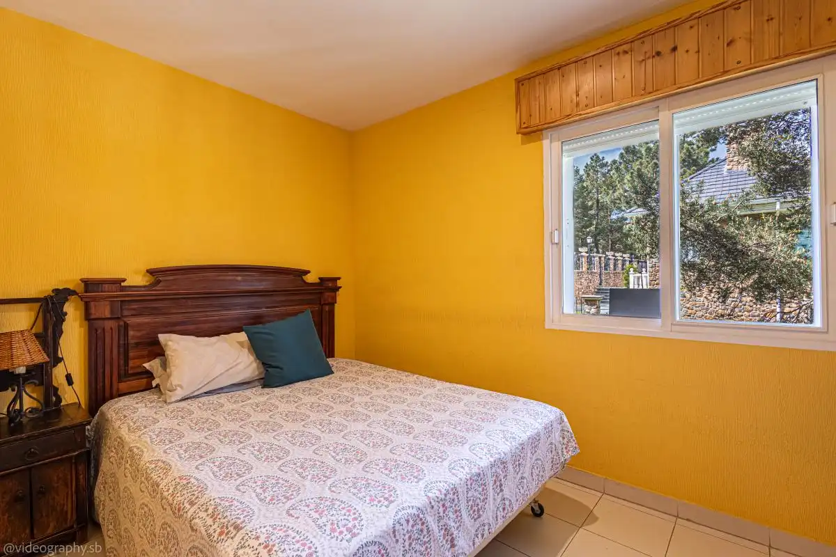 Dormitori de Casa o xalet en venda en Collado Mediano amb Calefacció, Jardí privat i Moblat