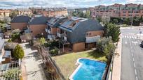 Vista exterior de Casa adosada en venda en Las Rozas de Madrid amb Aire condicionat, Calefacció i Jardí privat