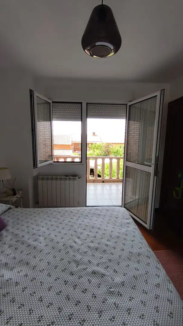 Schlafzimmer von Einfamilien-Reihenhaus zum Verkauf in El Burgo Ranero  mit Heizung, Privatgarten und Parkett