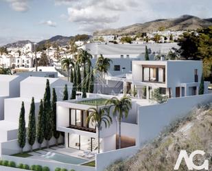 Vista exterior de Casa o xalet en venda en Nerja amb Aire condicionat, Terrassa i Piscina