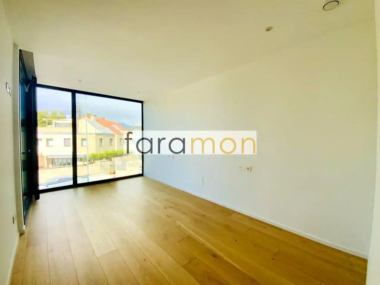 Vista exterior de Casa adosada en venta en Nigrán con Calefacción, Jardín privado y Terraza