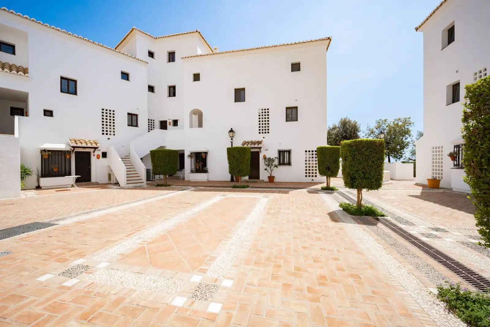 Vista exterior de Ático en venta en Marbella con Aire acondicionado, Internet y Piscina comunitaria