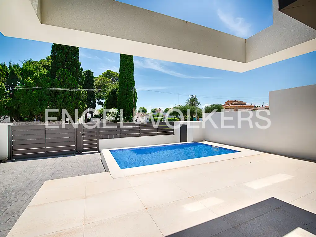 Casa pareada con terraza en venta en Carrer Requesens, imagen 4