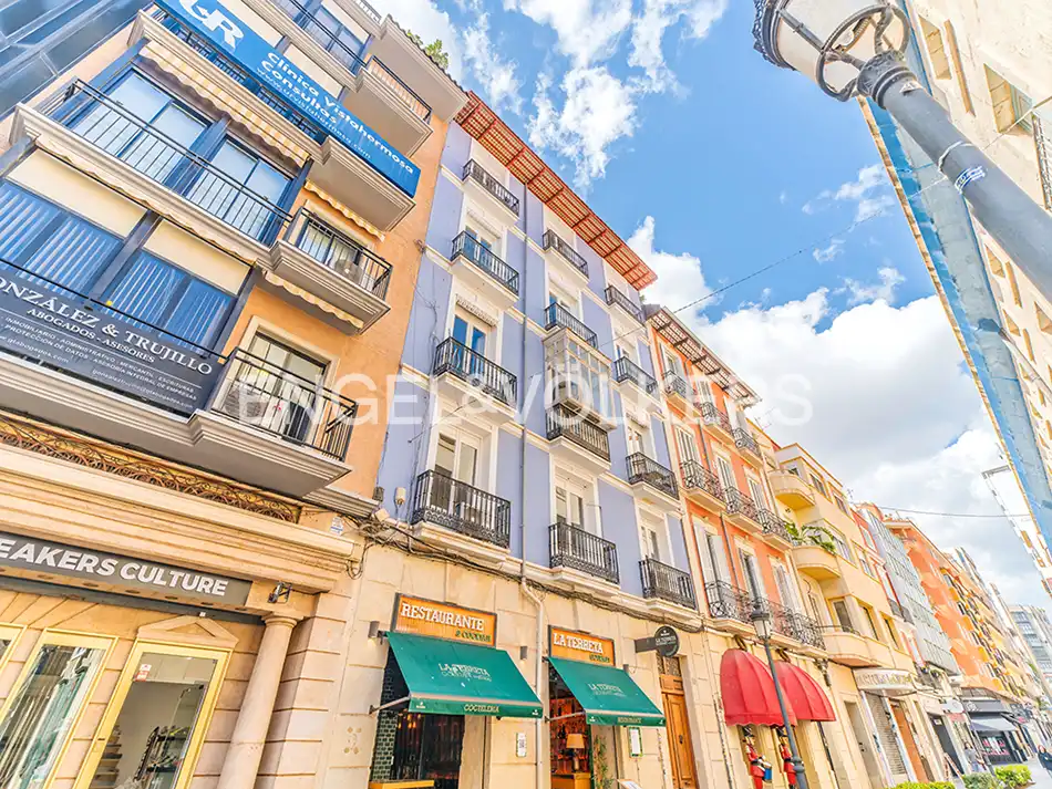 Außenansicht von Dachboden zur Miete in Alicante / Alacant mit Klimaanlage, Heizung und Terrasse