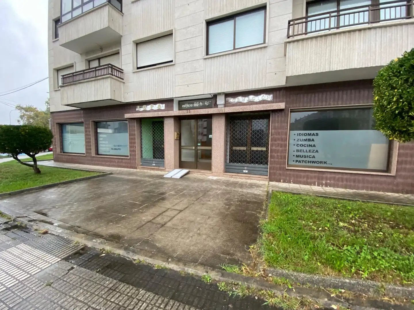 Vista exterior de Local en venta en Pontevedra Capital 