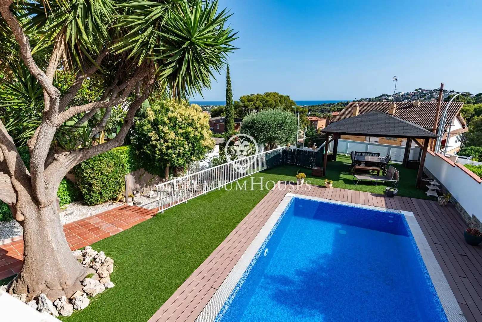 Vista exterior de Casa adosada en venda en Castelldefels amb Aire condicionat, Calefacció i Jardí privat