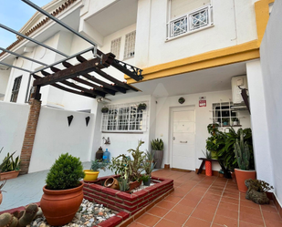 Jardí de Casa adosada de lloguer en Benalmádena amb Aire condicionat