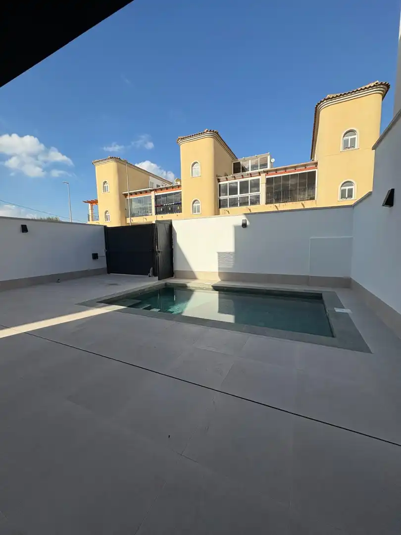 Piscina de Casa o xalet en venda en Almoradí amb Aire condicionat, Calefacció i Jardí privat