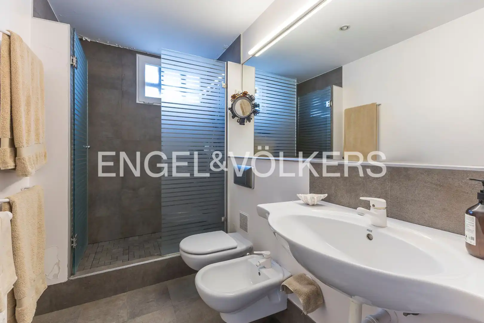 Bathroom of Flat for sale in Madrid  with Air Conditioner, Heating and Parquet flooring