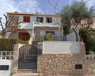 Vista exterior de Casa adosada en venda en Benicasim / Benicàssim amb Aire condicionat, Calefacció i Jardí privat