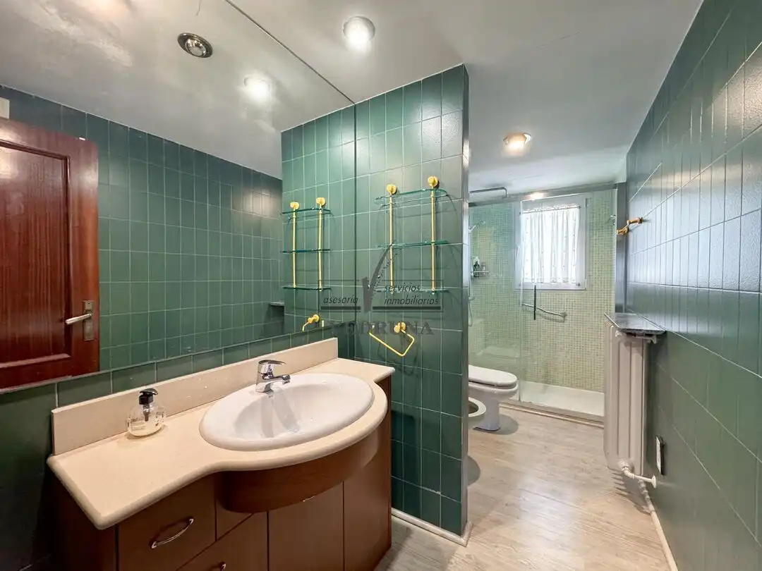 Baño de Casa adosada en venta en Zaragoza con Aire acondicionado, Calefacción y Jardín privado