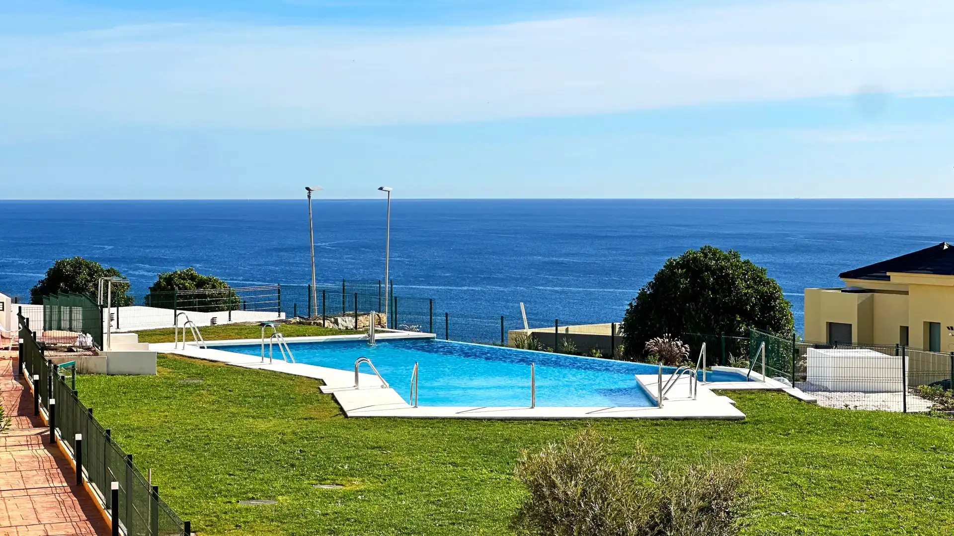 Piscina de Ático en venta en Casares con Terraza, Trastero y Piscina