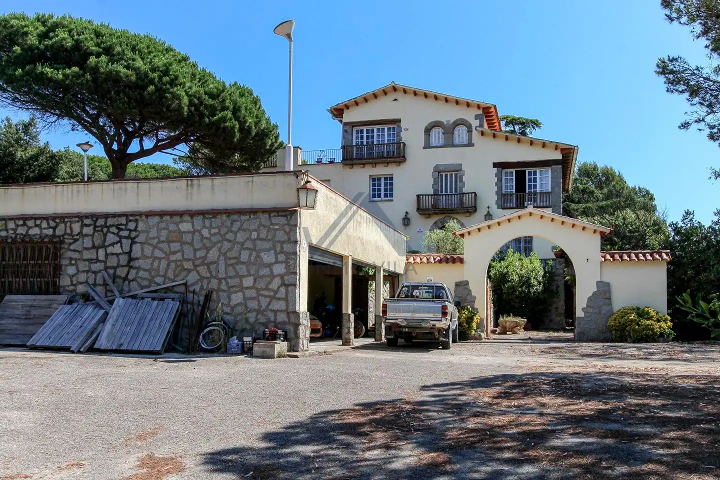 Vista exterior de Casa o xalet en venda en Montornès del Vallès amb Jardí privat, Terrassa i Piscina