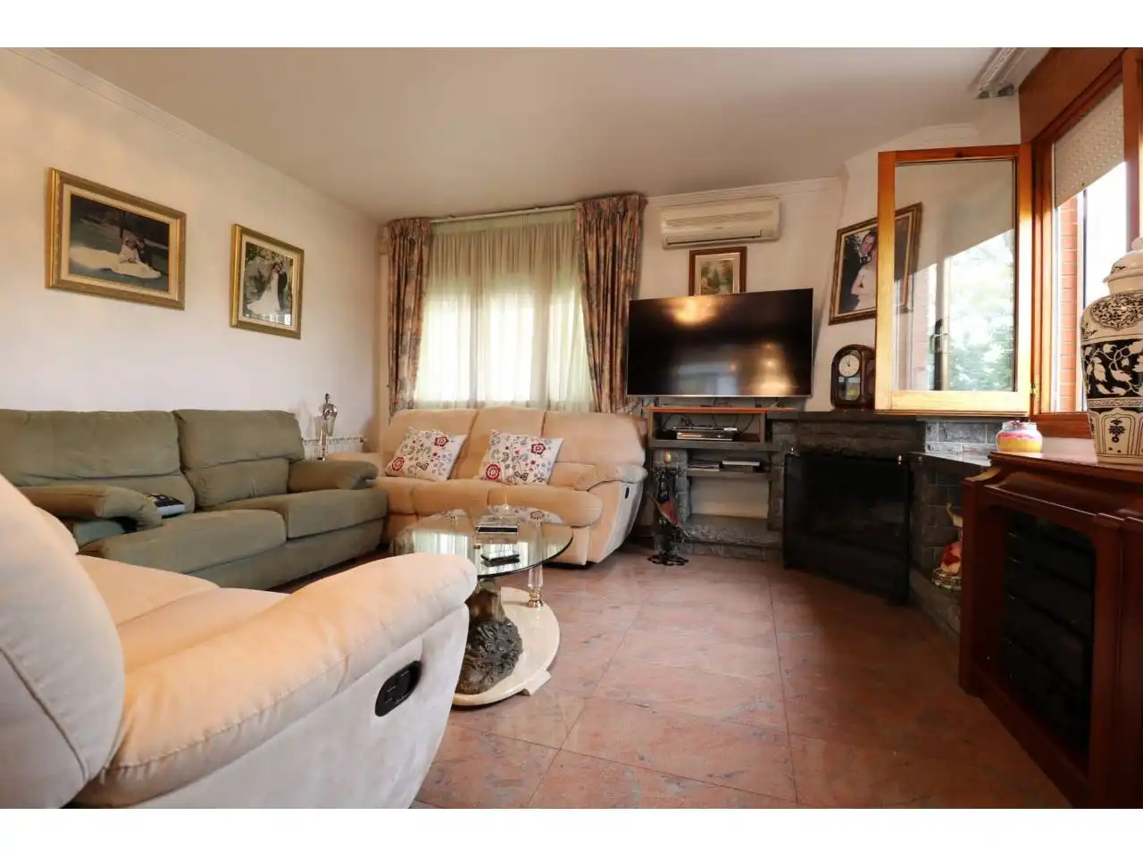 Living room of Houses for sale in Cerdanyola del Vallès  with Private garden