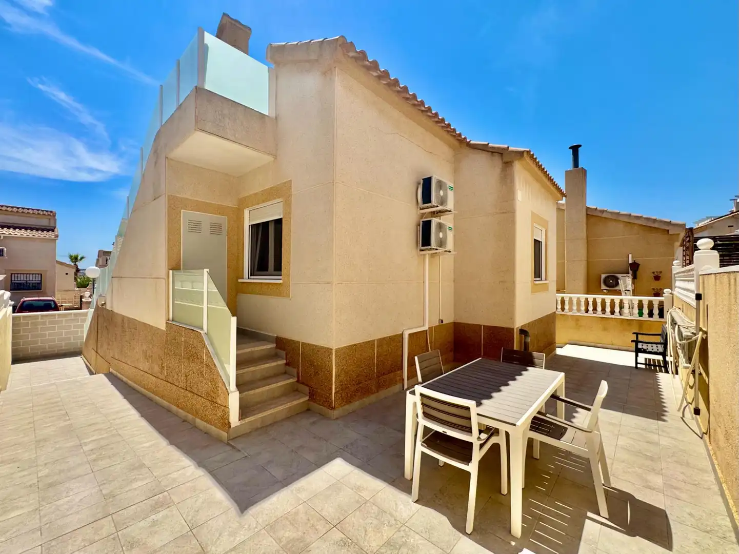 Vista exterior de Casa adosada en venda en Orihuela amb Piscina
