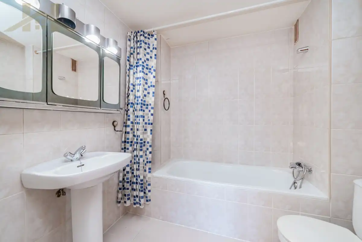 Baño de Piso en venta en Torrejón de Ardoz con Aire acondicionado, Jardín privado y Trastero