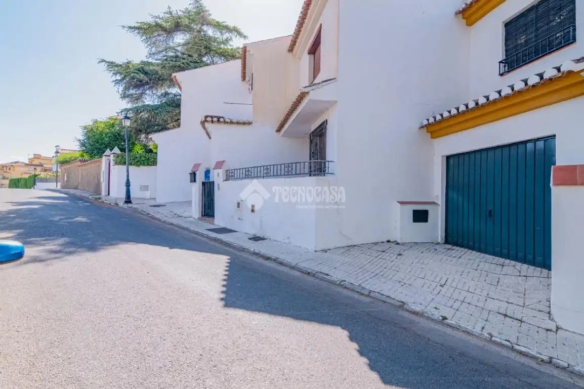 Vista exterior de Casa adosada en venda en La Zubia amb Terrassa i Piscina comunitària