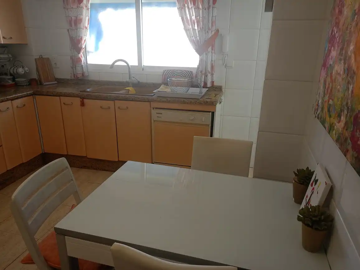 Cuina de Apartament de lloguer en Gandia amb Aire condicionat, Terrassa i Moblat