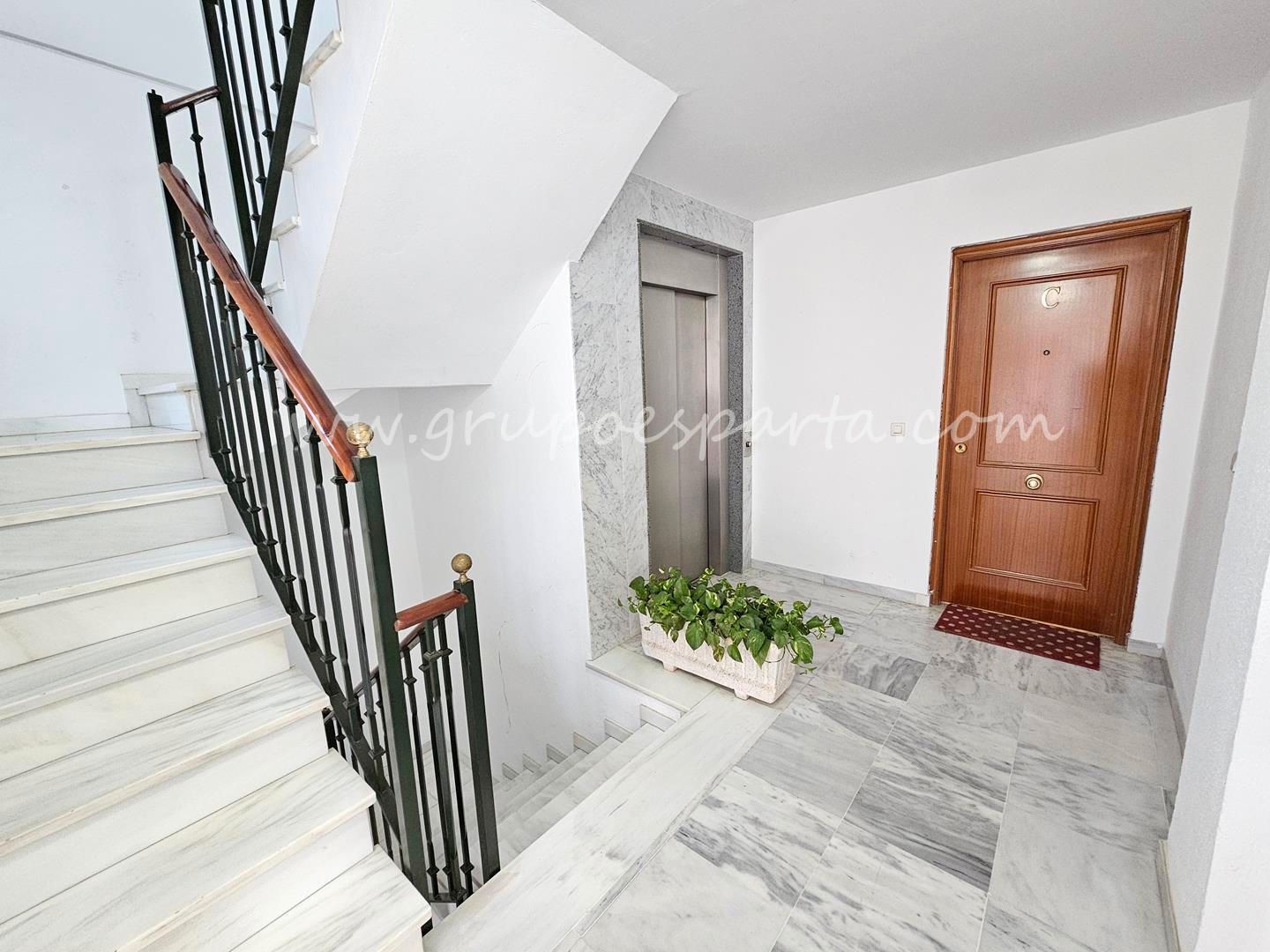 Pis en venda en Sanlúcar la Mayor amb Aire condicionat, Terrassa i Traster