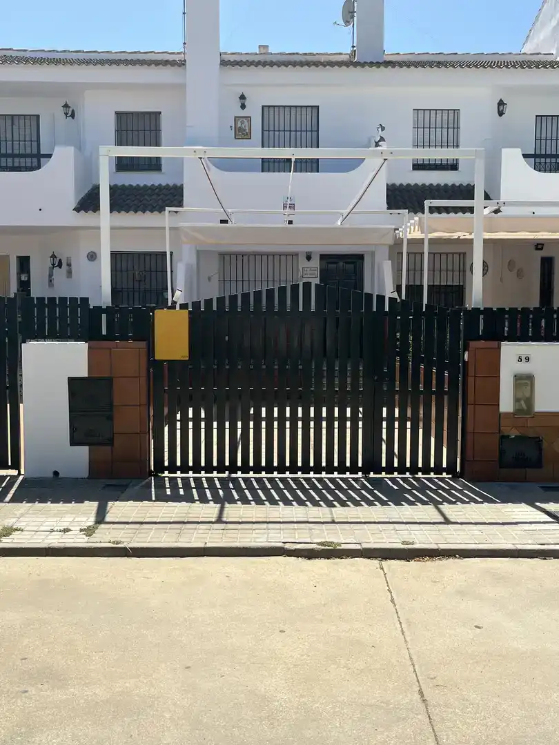 Vista exterior de Dúplex en venta en La Antilla con Balcón