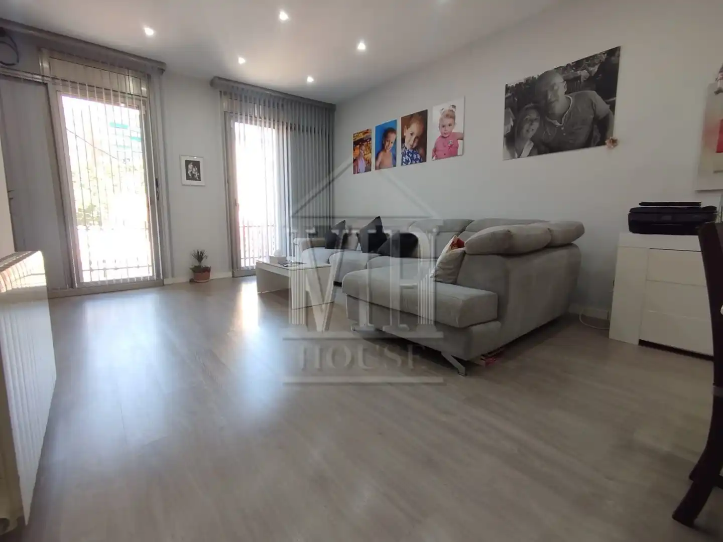 Wohnzimmer von Einfamilien-Reihenhaus zum Verkauf in Badalona mit Klimaanlage, Heizung und Parkett