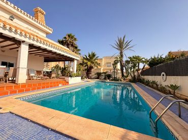 Casa amb piscina en venda a Playa del Galán
