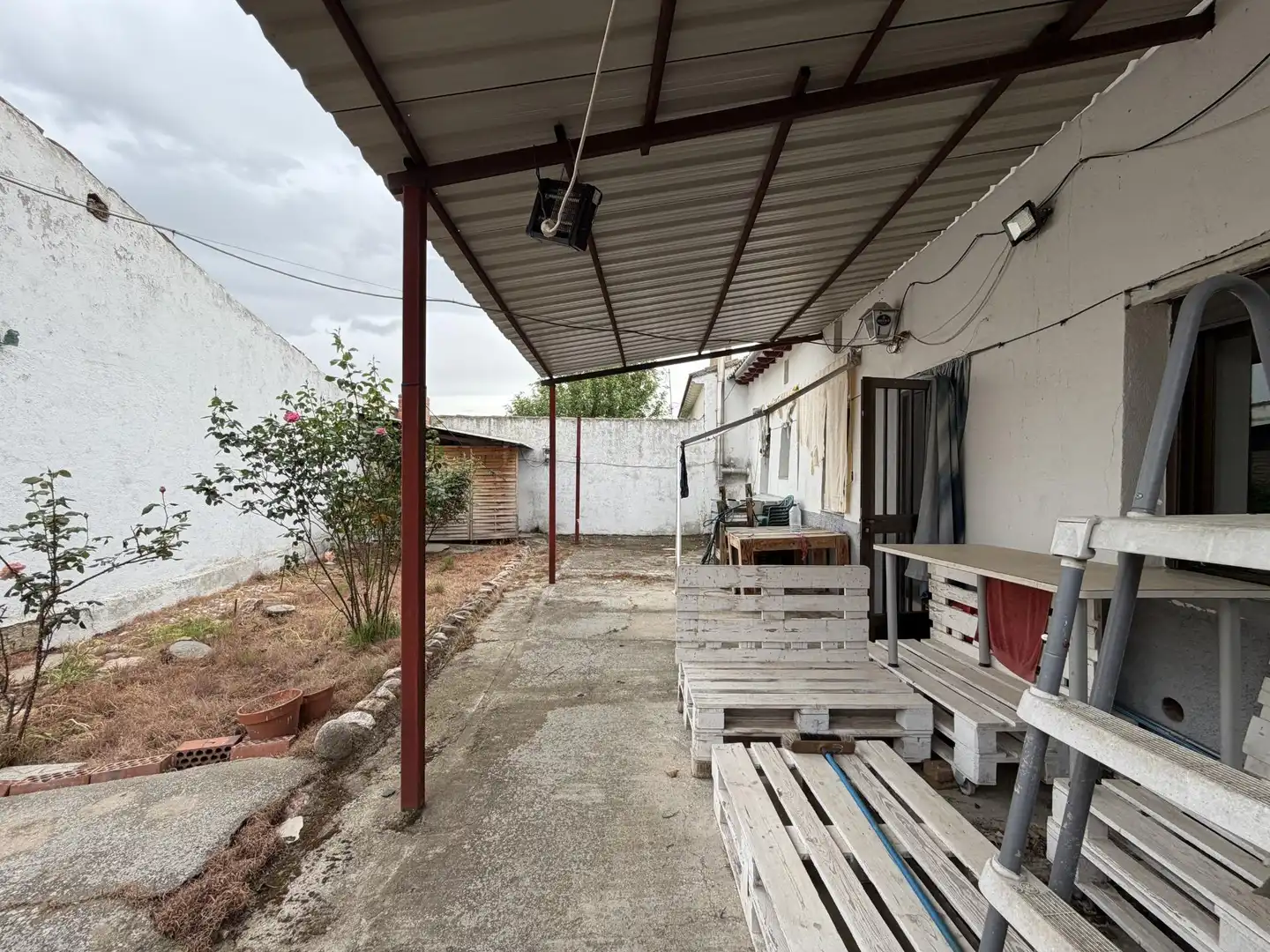 Terrassa de Casa o xalet en venda en Narros de Saldueña amb Calefacció, Jardí privat i Traster